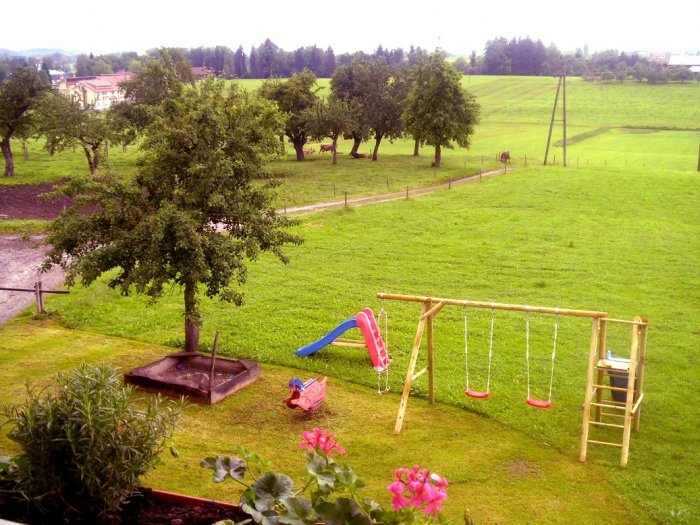 Unser Spielplatz mit viel Platz zum Spielen und Toben Unser Spielplatz mit viel Platz zum Spielen und Toben