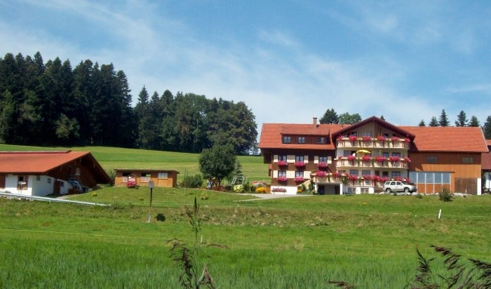 Bauernhof Wiedemann aus der Ferne im Sommer Bauernhof Wiedemann aus der Ferne im Sommer