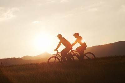 Radfahrer vor Sonnenuntergang