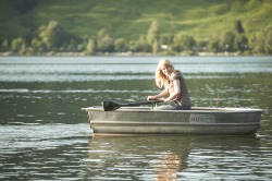 Frau auf See