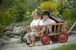 Kinder im Leiterwagen