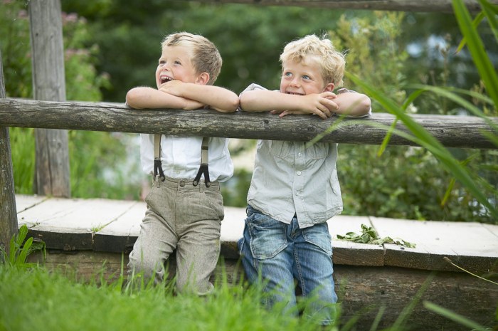 Kinder auf Steg