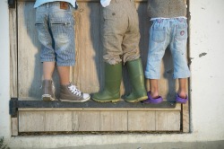 Kinder an der Stalltür Teil 2