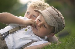 Kinder liegen auf der Wiese