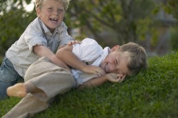 Kinder spielen auf der Wiese