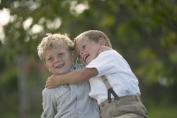 Kinder spielen auf der Wiese Teil 2