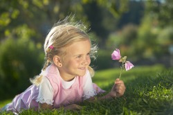 Mädchen mit Blume