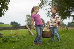 Kinder mit Eierkorb