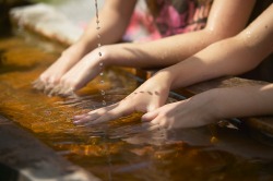 Hände im Brunnen