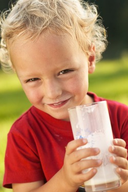 Kind mit Milch 2