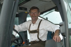 Traktorfahrer in Tracht