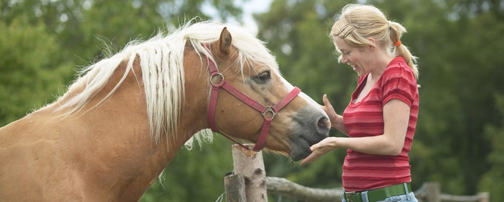 fraumitpferd_ausschnitt_1199x483