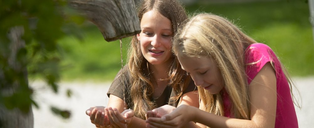 mdchentrinkenambrunnen_ausschnitt_1199x488