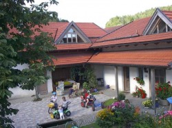 Hofansicht von der Spielscheune