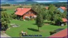 Holzhaus und Spielwiese