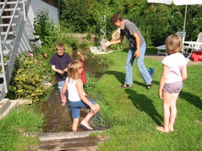 kinder_am_bach kinder_am_bach