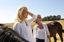 Junge Frauen mit Pferden (&copy; Susanne Mölle )