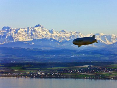 Zeppelin vor Alpenkulisse (© Internationale Bodensee Tourismus GmbH ) Zeppelin vor Alpenkulisse (© Internationale Bodensee Tourismus GmbH )