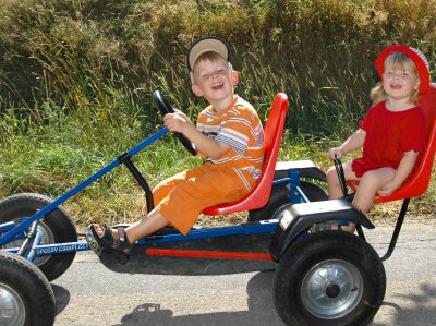 Kinder mit Kettcar_opt