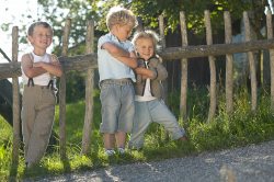 Kinder am Zaun 3 (&copy; LAG Bayern : LAG Bayern )