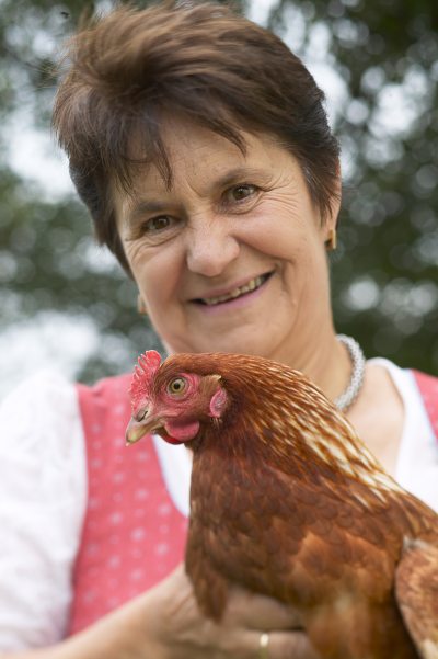 Bäuerin mit Huhn (© LAG Bayern : LAG Bayern ) Bäuerin mit Huhn (© LAG Bayern : LAG Bayern )