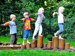 Motorikpfad Kinder testen Ihre F�higkeiten auf einem Barfu�- und Motorikpfad.