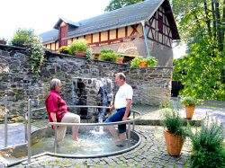 Wassertreten Wasseranwendungen sind ein fester Bestandteil der Kneippschen Gesundheitslehre. Wassertreten f�rdert die Durchblutung und st�rkt das Immunsystem.