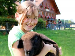 Mädchen mit Schaf (&copy; LAG Baden-Württemberg : Constanze Bröhmer )
