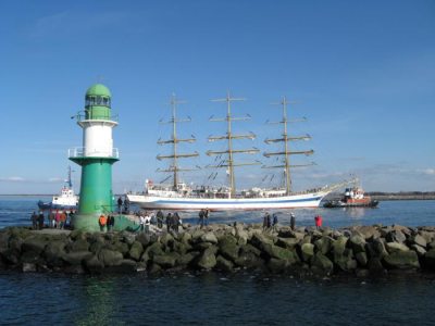 Segelschiff_läuft_Warnemünde_an (&copy; LANDURLAUB M-V : LANDURLAUB M-V )