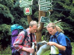 Wanderer Ein Vater unternimmt mit seinem Sohn eine Wanderung entlang des Rennsteigs
