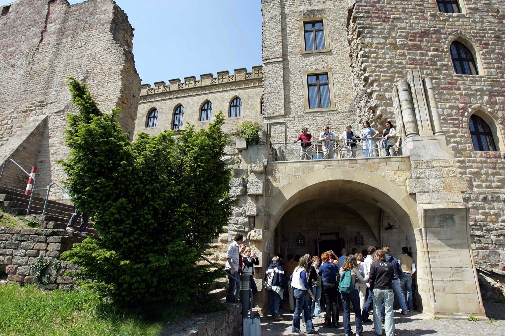 Hambacher Schloss an der Deutschen Weinstraße: rp- Piel Media Holzfeld-Boppard