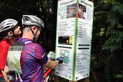 Radfahrer vor Informationstafel im Biosphärenreservat bei Oranienbaum