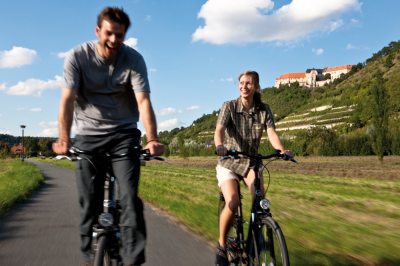Radfahrer vor der Neuenburg in Freyburg (Unstrut) Radfahrer vor der Neuenburg in Freyburg (Unstrut)