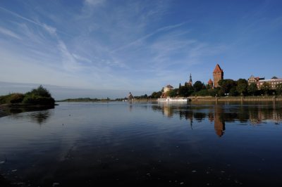Blick über die Elbe auf Stadt und Burg Tangermünde Blick über die Elbe auf Stadt und Burg Tangermünde