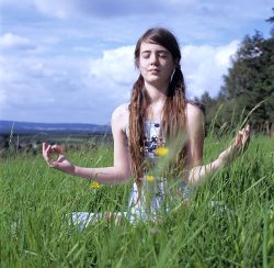 Meditation in der Natur Frau meditiert bei einem Gesundheitsurlaub in Th�ringen