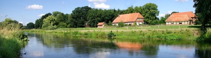 Blick auf See mit Gutshaus (&copy; LANDURLAUB M-V : panthermedia.net )