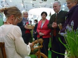 Thüringens Politik am Landurlaubsstand auf der Grünen Woche Ministerpr�sidentin Christine Lieberknecht und Landwirtschaftsminister J�rgen Reinholz lassen sich� am Th�ringer Landurlaubsstand auf der Gr�nen Woche in Berlin das Spinnen am Spin...