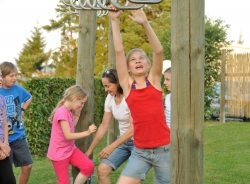 Hangeln-auf-dem-Spielplatz (&copy; Susanne Mölle )