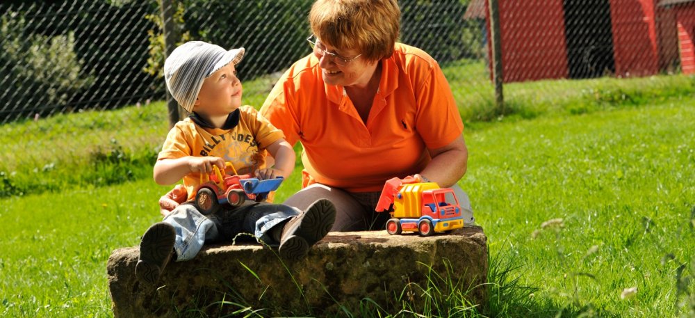 omaspieltmitkleinkindaufdembauernhof_ausschnitt_1487x681 (&copy; Susanne Mölle )