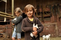 Kinder mit Katze (&copy; Susanne Mölle )