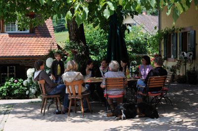 Gemeinsames-Essen-im-Hof (© Susanne Mölle ) Gemeinsames-Essen-im-Hof (© Susanne Mölle )