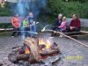 Lagerfeuer mit Stockbrot backen