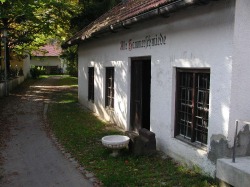 Hammerschmiede Die Schmiedegeschichte in Pfronten reicht weit zur�ck. Die Hammerschmiede im Kurpark wurde aber erst 1928 errichtet, nachdem das alte Geb�ude einem Hochwasser zum Opfer gefallen war.