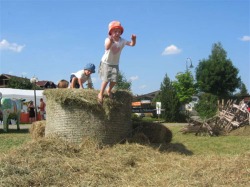 Heufest Pfronten Kinder haben rie�igen Spass beim Spielen mit dem "Heuballen".
