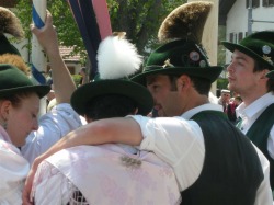 Maibaum  Pfrontener Trachtler am Leohnardsplatz in Pfronten-Heitlern.