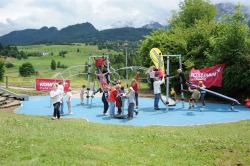 Planetenspielplatz Den ersten Computerspielplatz Deutschlands findet man in Pfronten-Weißbach. Auf vorprogramierten Pfaden kann man über Parcours rennen, klettern, hüpfen und dabei die Spielsteuerung des Computers beeinflussen.
