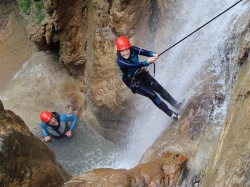 Canyoning Ausgerüstet mit Neoprenanzügen Gurten und Helmen macht man sich auf den Weg. Der Bach lockt mit zahlreichen Wasserrutschen, kleinen Gumpen und Sprungmöglichkeiten.