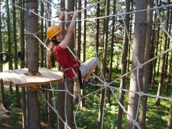 Waldseilgarten Der Waldseilgarten Höllschlucht liegt in Pfrontener Ortsteil Kappel. Er setzt sich aus acht Parcours mit ca. 50 Elementen zusammen. Alle Routen können ganz nach Belieben einzeln begangen werden.