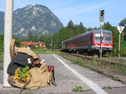 Zugankunft Mit der Ausserfernbahn bequem zur Zugspitze oder zum Einkaufsbummel nach Kempten oder einfach so zum Genießen der Landschaft aus den neuen Panoramawagen der DB.