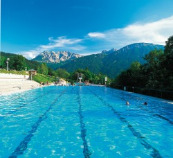 Alpenbad mit Freibad Sport und Spa� mit Aussicht - Ein Badetraum unter freiem Himmel. Das Alpenbad Pfronten liegt �ber dem Tal am Meilinger Sonnenhang. Mit vielen Attraktionen f�r gro�e und kleine Wasserratten und einem einmaligen, herrlich...